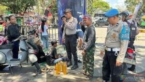 Tim Patroli Presisi Samapta Sita Puluhan Botol Ciu di Acara Kontes Kediri Scooter Festival (KSF)