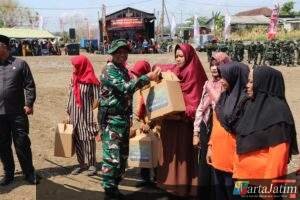 Dansatgas TMMD ke 122 Kodim 0809/Kediri Berikan Paket Sembako Bagi Masyarakat