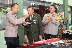 Tingkatkan Sinergisitas TNI-Polri, Polres Kediri Kota Beri Kejutan di Hari Ulang Tahun Ke-79 TNI