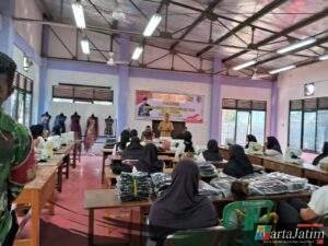 Warga Pagung dapat Ilmu baru menjahit dari Satgas TMMD 122 Kodim 0809/Kediri Bersama Disnaker Kabupaten Kediri