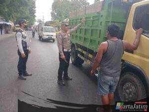 SATLANTAS POLRES KEDIRI BERSAMA DINAS PERHUBUNGAN KAB. KEDIRI DAN SUBDENPOM KEDIRI LAKUKAN PENINDAKAN KENDARAAN OVER DIMENSI DAN OVER LOADING