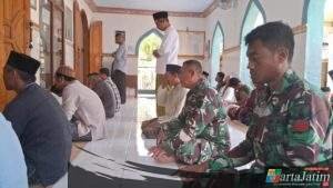 Jalin Kedekatan dan Silaturahmi, Satgas TMMD 122 Kodim 0809/Kediri Shalat Jumat Bersama Warga