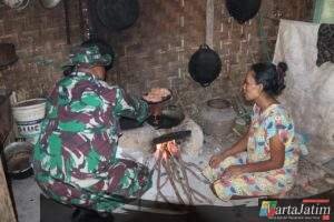 Pak Tentara nongkrong bareng masak didapur warga desa Pagung wilayah TMMD 122