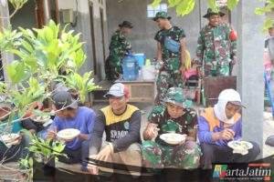 Disela kesibukannya,  Satgas TMMD Ke 122 Kodim 0809/Kediri Makan Bersama warga saat Rehat Siang