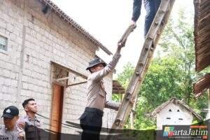 Sat Samapta Polres Kediri Bantu Perbaiki Rumah Warga Korban Angin Kencang di Kayen
