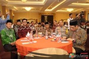 Kapolres Kediri Kota Bersama Ketua Umum Majelis Ulama Indonesia ikuti Seminar Nasional FKUB Kota Kediri Dalam Rangka Wujudkan Pilkada Kota Kediri Aman dan Damai