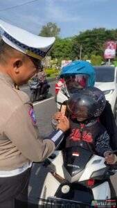 Si Bocil  Pakai Helm Dapat Hadiah Coklat Dari Satlantas Polres Kediri,Patuhi Aturan Demi Keselamatan