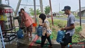 Warga Antri Air Bersih di Lokasi TMMD Ke-122 Kodim 0809/Kediri