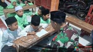Pengabdian untuk Rakyat,Personil Satgas TMMD 122 jadi Guru Ngaji di Madrasah Diniyah Takmiliyah (Riyadhus Sholichin) Pagung