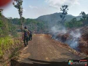 Jelang Penutupan TMMD 122, Anggota TNI dan Warga Lakukan Kerja Bakti