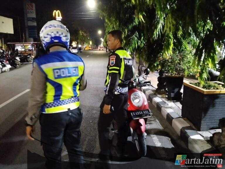 Hampir Setiap Malam Minggu Rutin Di Gelar Operasi, Namun Jumlah Pelanggar Masih Tinggi.Kasat Lantas: Ada 64 Pengendara Kena Sanksi Tilang Hanya Dalam Dua Jam Pada hari Terakhir OPS Zebra Semeru 2024