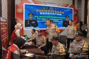 Kesiapan PAM TPS Pilkada 2024, Personel Polres Kediri Kota Periksa Kesehatan dan Pembagian Vitamin