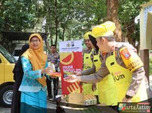 Mobil Senyum Polres Tulungagung Kembali Bagikan Makan Bergizi Gratis