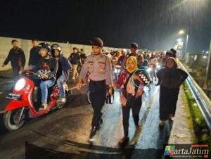 Patut Diacungi Jempol!!, Anggota Sat Samapta Polres Kediri Kota Ini Rela Lepas Rompi Polisinya Untuk Lindungi Bayi Saat Hujan Deras
