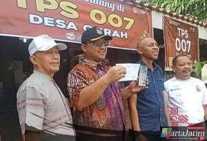 Komisioner KPU Jawa Timur Mencoblos Di  TPS 007 Gurah Dan Berikan Apresiasi Kepada Petugas KPPS