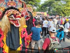 Sambil Sosialisasikan Pilkada Serentak 2024, KPU Jatim Gelar Jalan Sehat “Seneng Bareng”
