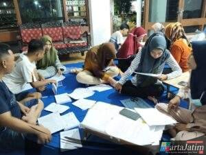 Harapan Besar Dari Keringat di Kaos Lusuh Petugas KPPS