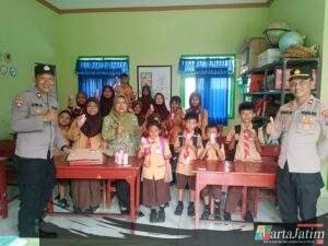 Kunjungi Sekolah Dasar, Polres Kediri Kota Bagikan Susu Gratis