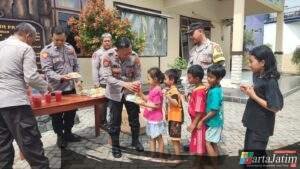 Polres Kediri Kota Berbagi Makanan Bergizi dan Jus Buah Gratis