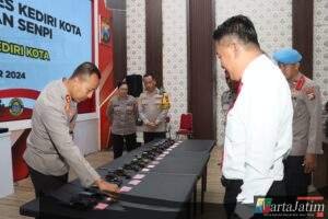 Cegah Penyalahgunaan, Kapolres Kediri Kota  Lakukan Pemeriksaan Senjata Api Dinas Anggota