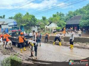 Kolaborasi Pemkab Kediri bersama Polres Kediri Kota Tangani Paska Banjir Di Desa Tiron Kecamatan Banyakan