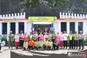 Kapolres Kediri Kota Bersama Ketua Bhayangkari Tinjau Pos Pengamanan Natal dan Tahun Baru 2025