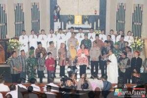 Kapolres Kediri Kota Bersama Jajaran Forkopimda Kunjungi Sejumlah Gereja Pastikan Natal Aman dan Kondusif