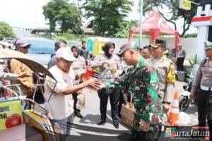 Jum’at Berkah, Polisi Kota Kediri Bagikan Sembako ke Abang Becak di Pos Pelayanan Nataru