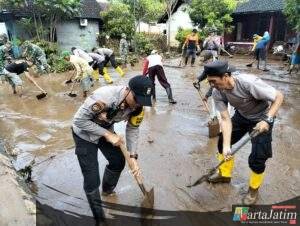 Personel Sat Samapta Polres Kediri Kota Bantu Warga Bersihkan  Lumpur, Pasca Banjir Di Tiron Banyakan