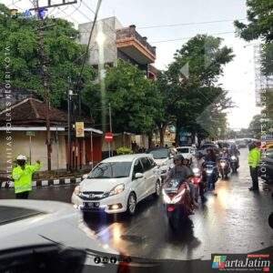 Tanpa Mengenal Cuaca, Petugas Pos Pelayanan Tetap Siaga Atasi Kerawanan Lalu Lintas