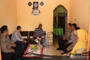 Kapolres Kediri Kota Anjangsana Kepada Personel Yang Sedang Sakit Menahun