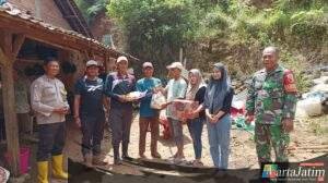 Kolaborasi Polisi Bersama Tiga Pilar dan Warga Kerja Bakti Bersihkan Material Tanah Longsor di Kec Semen