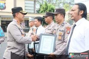 Kapolres Kediri Kota Beri Penghargaan Kepada Personel Berprestasi dan Masyarakat Yang Membantu Tugas Polri