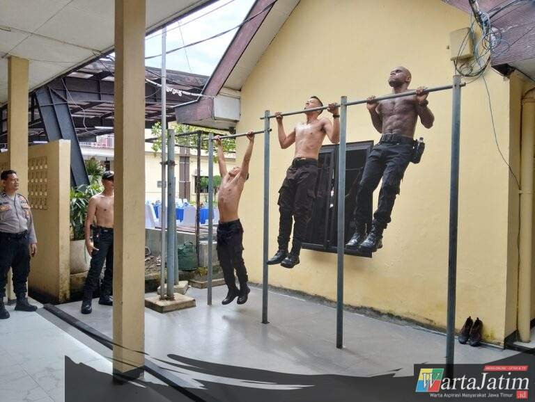 Lari 4,5 KM,Salah Satu Cara Personel Sat Samapta Polres Kediri Kota Jaga Kesehatan dan Kebugaran