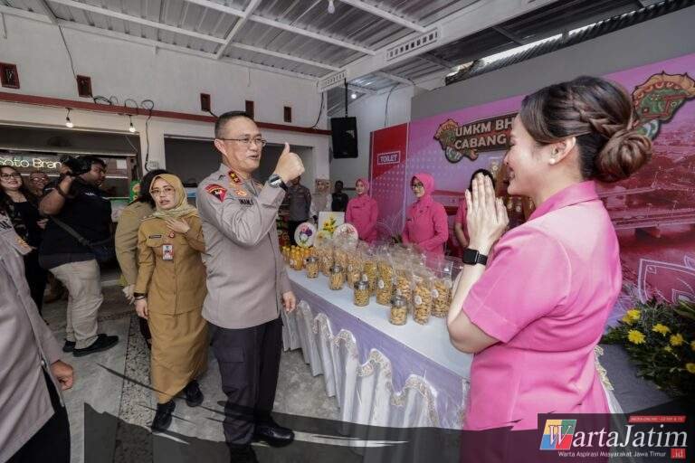 Kapolda Jatim  Kunjungi UMKM Bhayangkari Cabang Kediri Kota, Cicipi Minuman Tradisional
