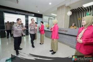 Kapolda Jatim Kunjungi RS Bhayangkara Kediri Beri Santunan Pasien dan Motivasi Tenaga Medis