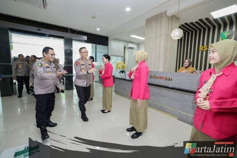 Kapolda Jatim Kunjungi RS Bhayangkara Kediri Beri Santunan Pasien dan Motivasi Tenaga Medis