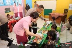 Cerianya Siswa TK Kemala Bhayangkari 42 Kota Kediri Mendapatkan Makan Sehat Bergizi Gratis