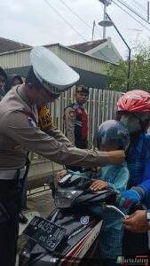 Operasi Keselamatan Semeru 2025, Polres Kediri Kota Tindak Pelanggar dan Bagikan Helm Secara Gratis