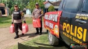 Operasional Perdana “Mobil Senyum” Polsek Gurah Berbagi Nasi.Kapolsek: Syarate Kudu Guyu!