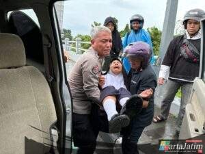 Aksi Simpatik Humas Polres Kediri Kota Bantu Korban Kecelakaan Lalu Lintas di Jembatan Brawijaya