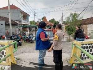 Kapolsek Krian Tinjau Banjir Luapan Sungai Mas, 180 Rumah Terendam