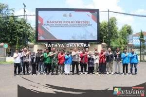Baksos Polri Presisi, Polres Kediri Kota Bagikan Paket Sembako untuk Mahasiswa dan Warga