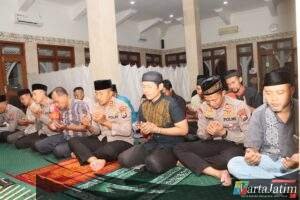 Kapolres Kediri Kota Melaksanakan Sholat Tarawih Berjamaah Bersama  Masyarakat Di Masjid Baiturahim