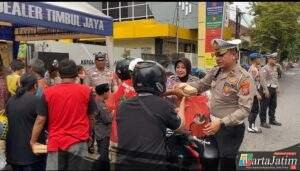 Sat Lantas Polres Kediri Berbagi Takjil Di Depan Mako Polres Kediri