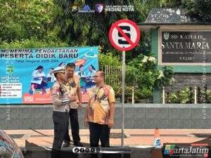 Kanit Kamsel Ipda Arifin Priyo Ananto Berikan Edukasi Akan Pentingnya Pakai Helm Saat Berkendara