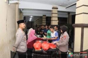 Warga Antusias Ikut Sahur Gratis Bareng di Polres Kediri Kota