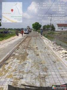 geger…!! warga protes, pengerjaan proyek rabat beton jalan poros Desa Palebon di duga tidak memenuhi unsur SOP .