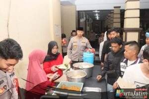 Makan Sahur Bersama Masyarakat Di Mapolres, Kapolres Kediri Kota Sampaikan Pesan Kamtibmas