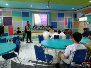 Kanit Kamsel Berikan Pembekalan Pada Pelajar SMAN 2 Kota Kediri Edukasi Keselamatan Berkendara
